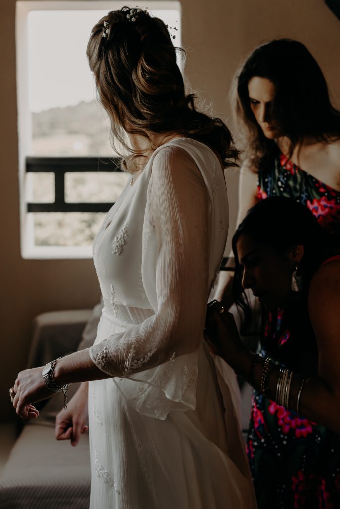 Essayage d’une robe de mariée sur mesure à l’atelier Camille Barrès