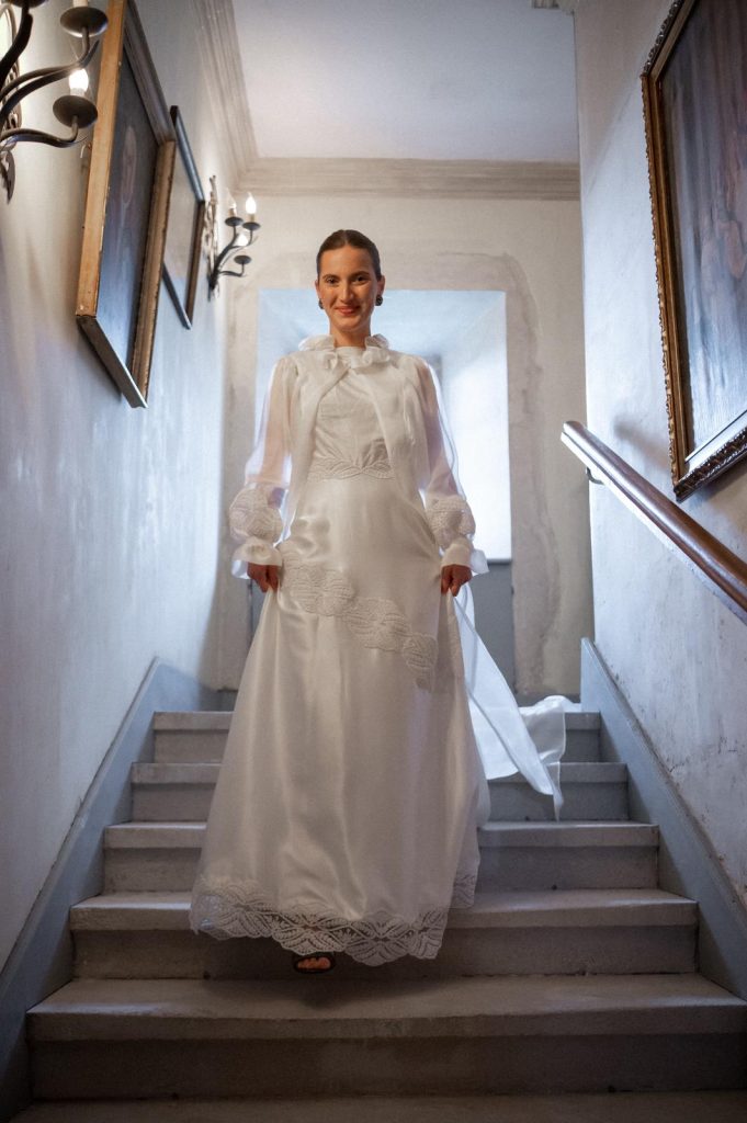 Mariée en robe sur mesure dans un intérieur classique — Maison Camille Barrès