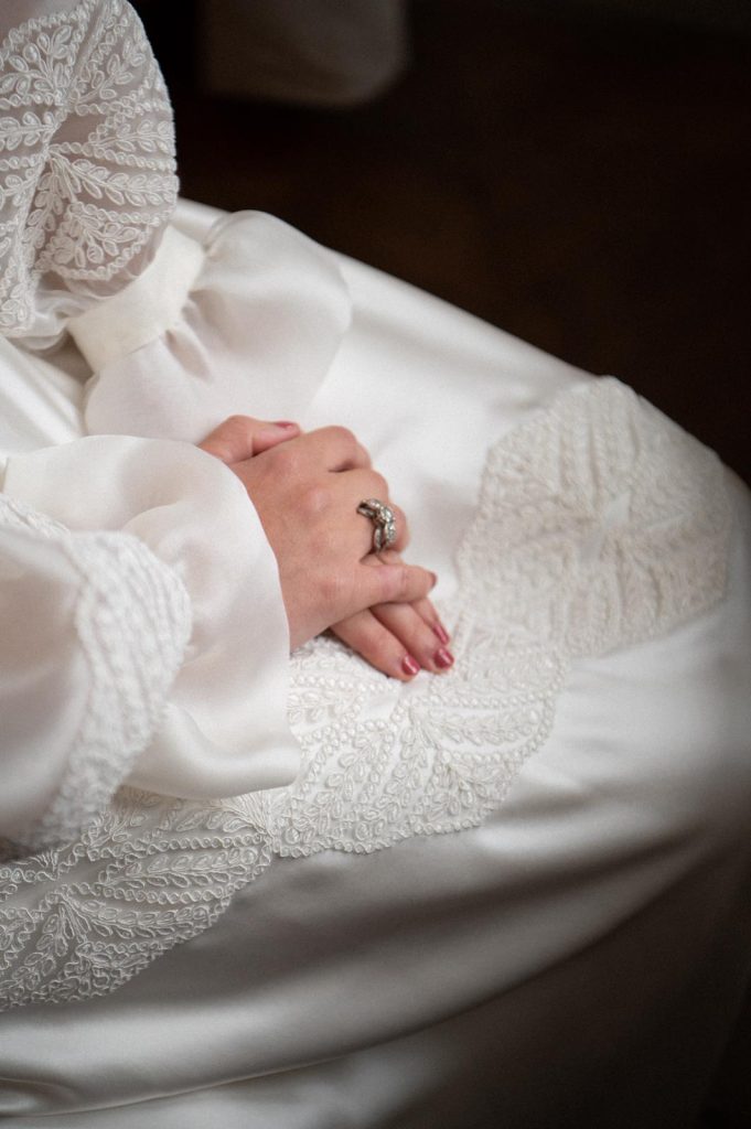 Mariée lors de l’habillage de sa robe sur mesure — Maison Camille Barrès