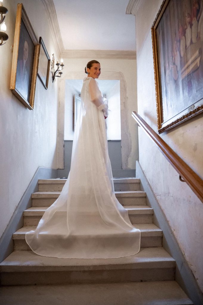 Mariée en robe sur mesure dans un intérieur classique — Maison Camille Barrès