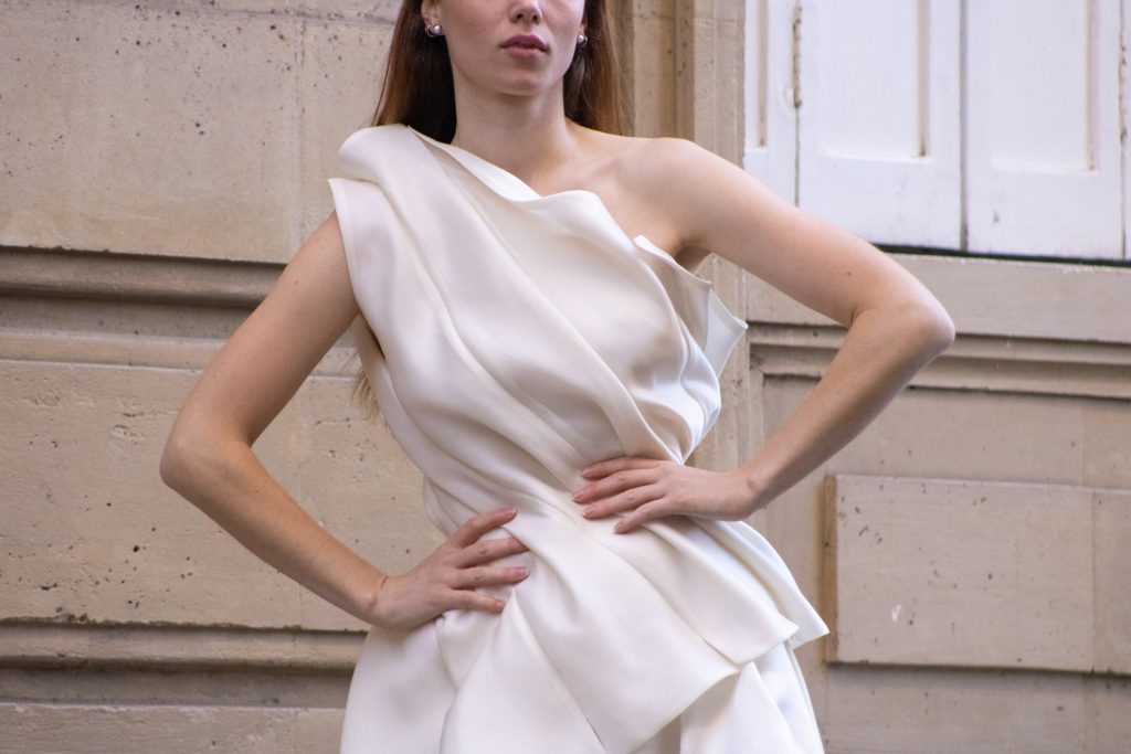 Robe de mariée sur mesure en satin drapé — Maison Camille Barrès