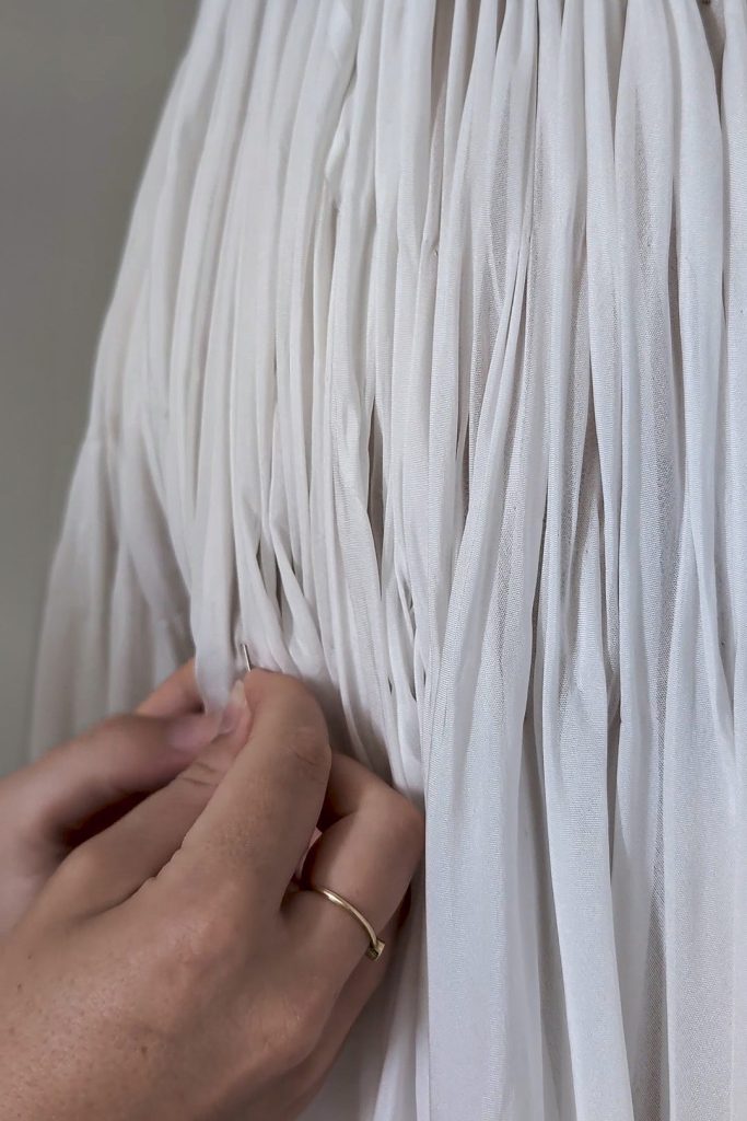 Détail de mousseline plissée dans l’atelier Camille Barrès